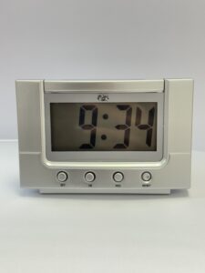 Prednja strana govornog stolnog sata