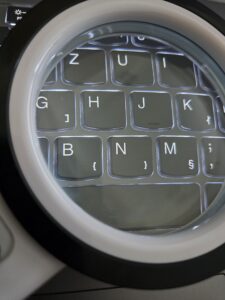 Leća QWORK povećala prikazuje uvećani tekst. Prikaz je kristalno jasni.
