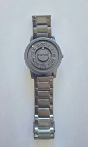 Slika PINTIME SL28 sportski kvarcni sat s magnetskom suspenzijom, prednja strana, metalna narukvica