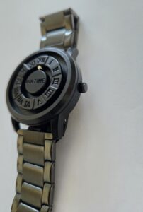 Slika PINTIME SL28 sportski kvarcni sat s magnetskom suspenzijom, bočna strana, metalna narukvica