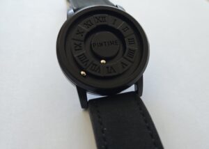 Slika PINTIME SL28 sportski kvarcni sat s magnetskom suspenzijom, kožni remen, prednja strana izbliza