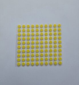 Slika taktilno-brajične samoljepljive silikonske oznake, žuti plosnati kružići 4 mm